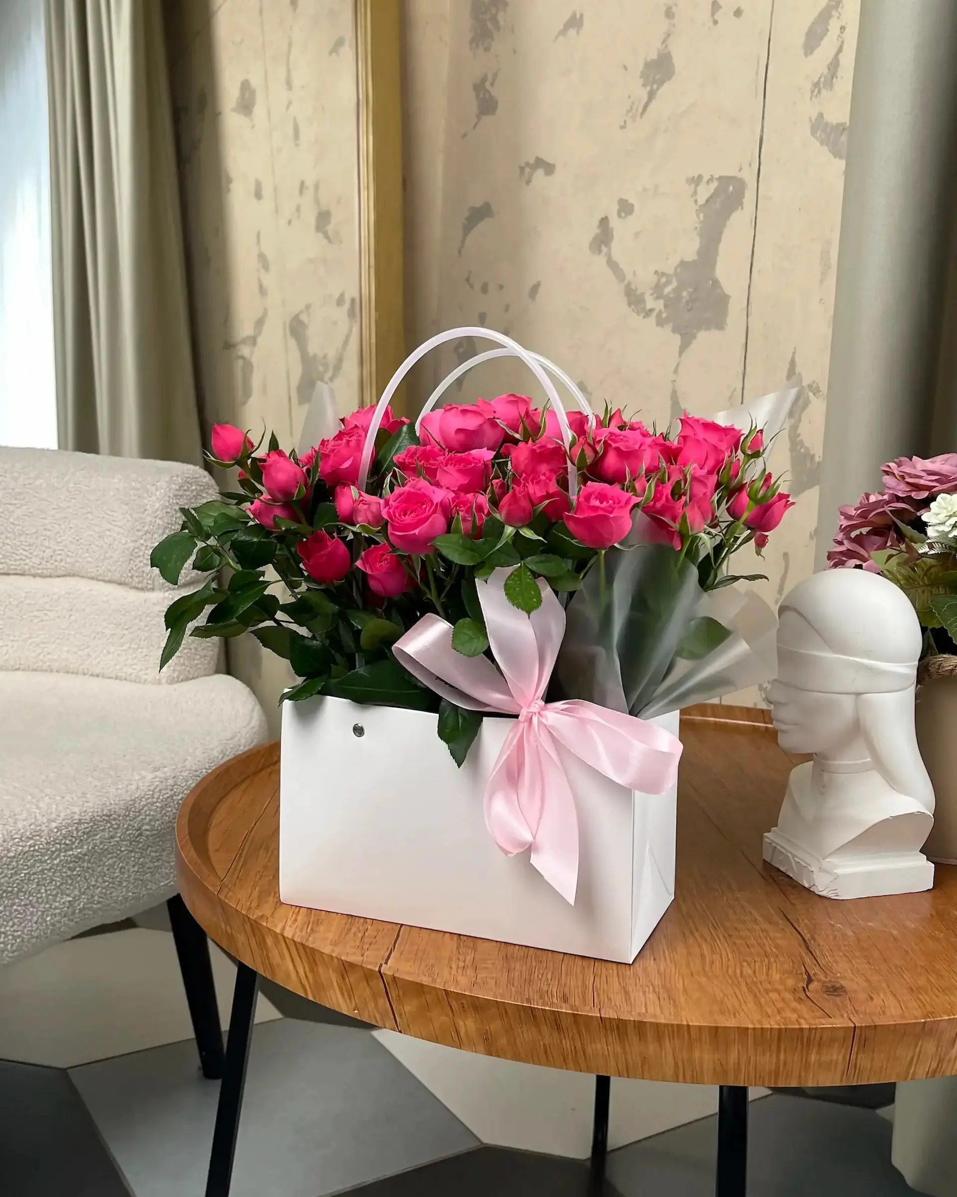 Нежная сумка с цветами — доставка букетов Vivi Bouquet Астана